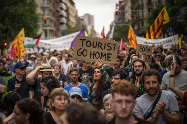 ▲▼西班牙巴薩隆納（Barcelona）居民上街抗議要求「遊客回家」。（圖／達志影像／美聯社）