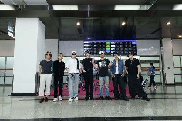 ▲▼ 日唱跳男團BALLISTIK BOYZ抵台　機場停下腳步「簽名+合照」超親切。（圖／avex taiwan提供）