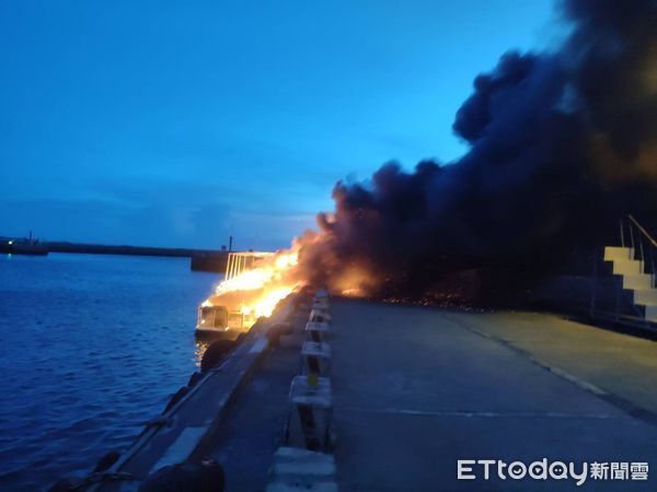 ▲台南將軍港驚傳火燒船事故。（圖／民眾提供）