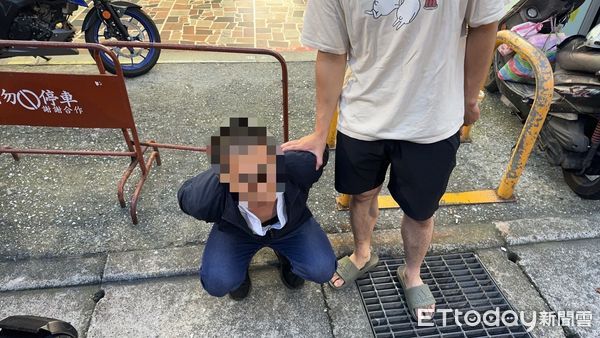 ▲▼三重警方逮捕鄭姓監控手，他摔手機企圖滅證卻摔不壞，警方逮捕何姓車手，起獲贓款、毒品吸食器及犯案假證件等物             。（圖／記者陳以昇翻攝）