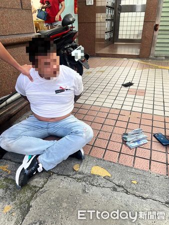 ▲▼三重警方逮捕鄭姓監控手，他摔手機企圖滅證卻摔不壞，警方逮捕何姓車手，起獲贓款、毒品吸食器及犯案假證件等物             。（圖／記者陳以昇翻攝）