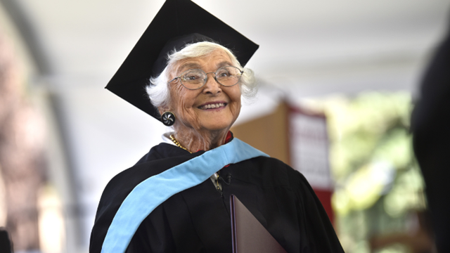 ▲▼美國105歲人瑞奶奶吉妮（Ginny Hislop）正式獲頒史丹佛大學（Stanford University）教育學碩士學位。（圖／翻攝stanford.edu）