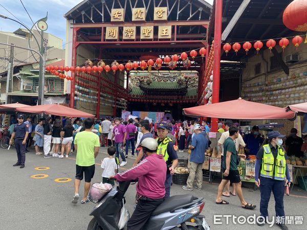 ▲▼   【嘉義縣113年度家暴防制月踩街 民雄警協助交管並結合交通安全、反毒、反詐騙宣導】  。（圖／民雄分局提供）