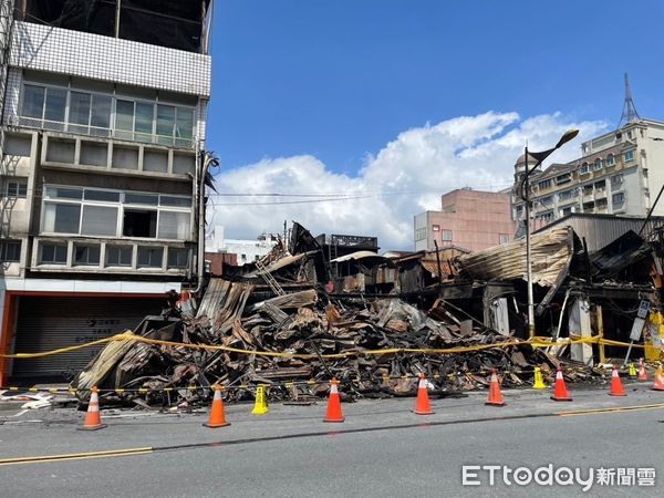 ▲▼失火建築物為木造連棟鐵皮，濃煙火舌竄出並延燒兩側鄰宅。（圖／花蓮消防局提供，下同）