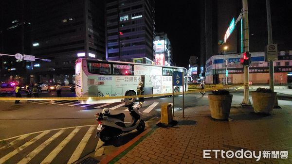 ▲▼台北車站前深夜事故！　國光客運左轉碰撞「行人遭壓車底」。（圖／記者黃彥傑攝）