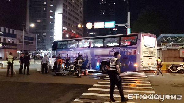 ▲▼台北車站前深夜事故！　國光客運左轉碰撞「行人遭壓車底」。（圖／記者黃彥傑攝）