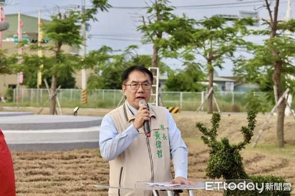 ▲正統鹿耳門聖母廟「武陣銅雕園區」，23日園區啟用儀式，台南市長黃偉哲與聖母廟第13屆主委王增榮，以及立委陳亭妃、林俊憲，和市議員蔡麗菁、黃麗招等各界嘉賓一同為園區揭幕。（圖／記者林東良翻攝，下同）