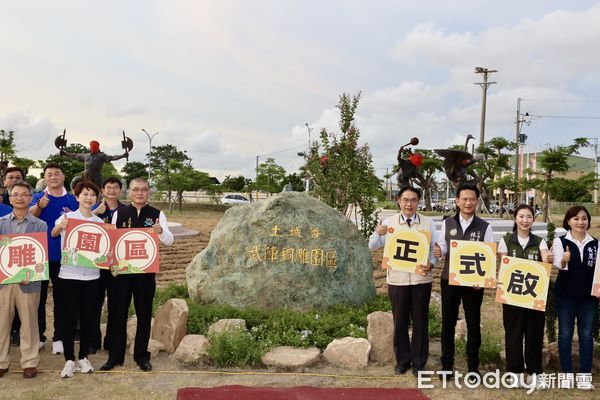 ▲正統鹿耳門聖母廟「武陣銅雕園區」，23日園區啟用儀式，台南市長黃偉哲與聖母廟第13屆主委王增榮，以及立委陳亭妃、林俊憲，和市議員蔡麗菁、黃麗招等各界嘉賓一同為園區揭幕。（圖／記者林東良翻攝，下同）