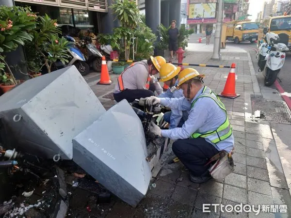 ▲▼台電高雄三民區地下變壓器超車輛撞毀引發停電。（圖／記者吳奕靖翻攝）