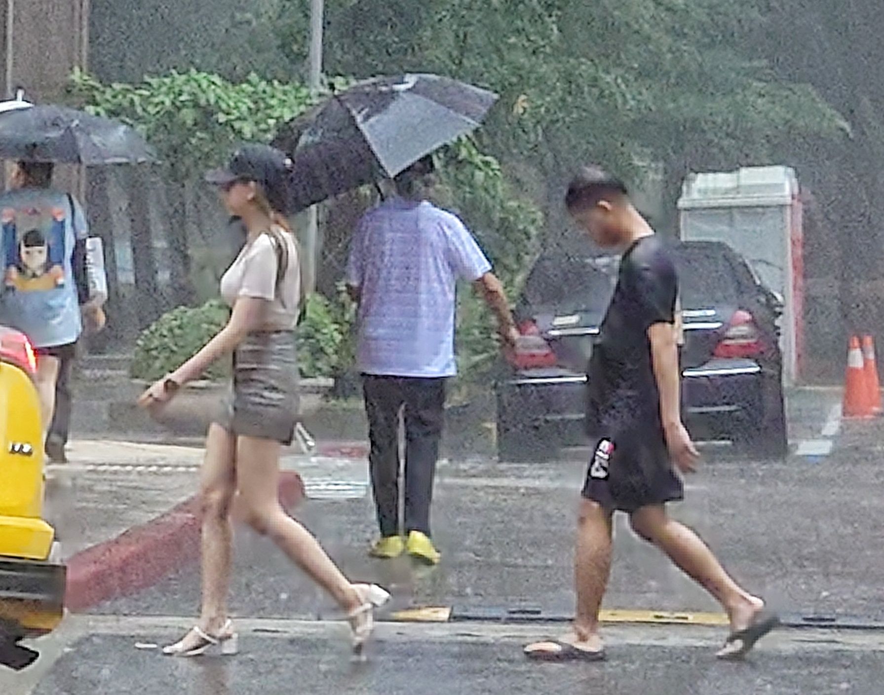 ▲▼天氣 大雷雨 暴雨 沒帶傘 淋雨。（圖／記者屠惠剛攝）