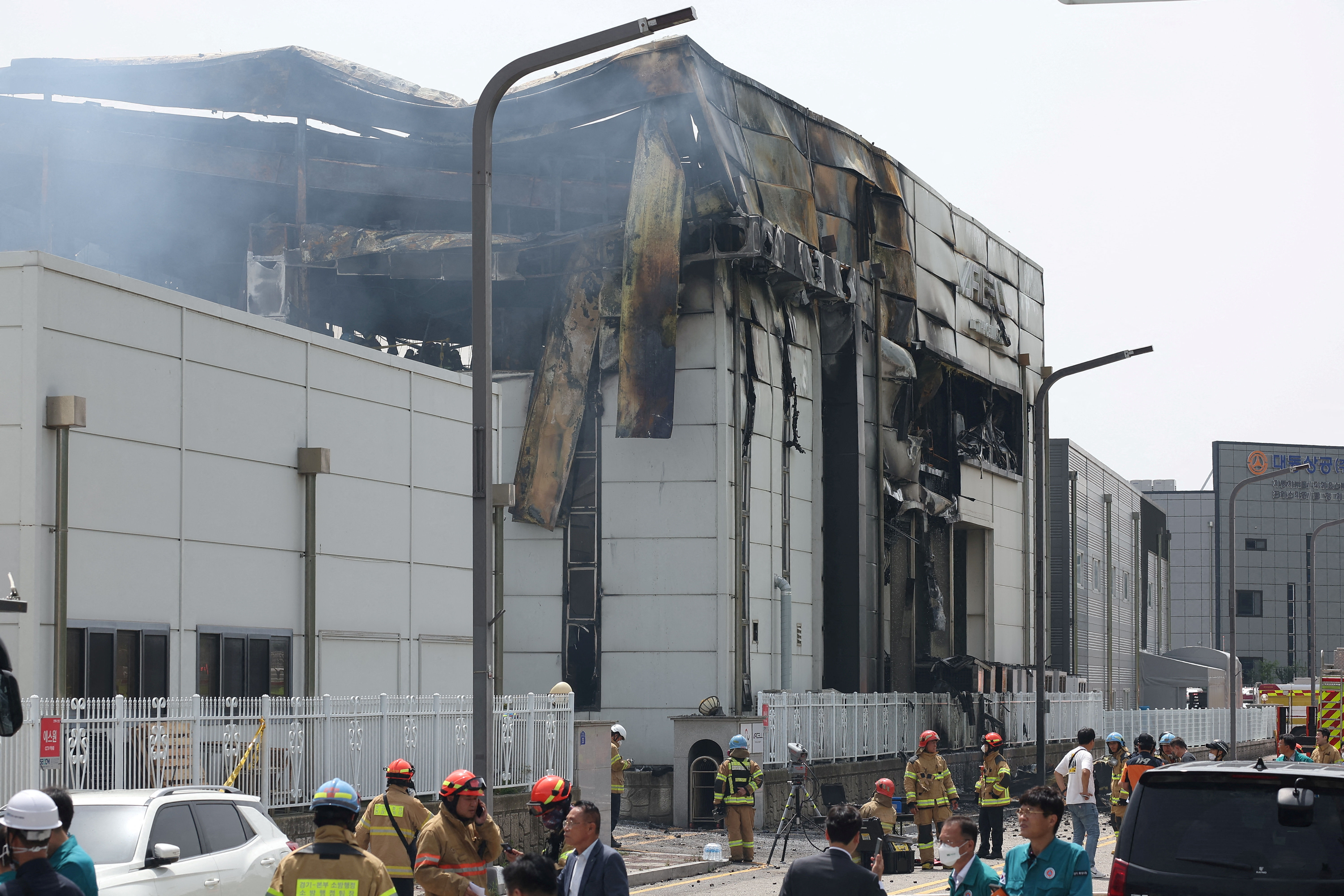 ▲▼▲▼南韓京畿道華城市鋰電池工廠23日火災，內部發現20多具遺體。（圖／路透）