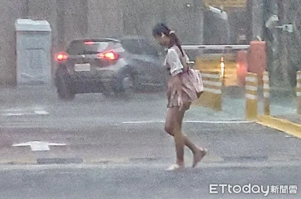 ▲▼天氣 大雷雨 暴雨 沒帶傘 淋雨。（圖／記者屠惠剛攝）