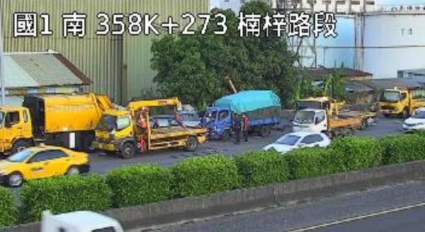 ▲國1北上楠梓段發生5車追撞車禍。（圖／翻攝自1968）