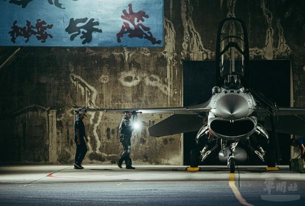 空軍F-16V夜航訓練　強化全天候作戰能力。（圖／軍聞社）