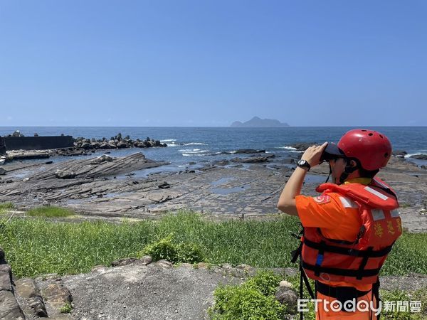 ▲▼岸巡人員擴大搜救在蜜月灣遊玩時走失的83歲張姓老翁。（圖／記者游芳男翻攝，下同）