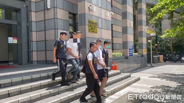 ▲警方逮捕結夥持刀搶劫幣商的陽、林兩名搶匪。（圖／記者張君豪翻攝）