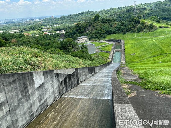 ▲湖山水庫滿水溢流，管理中心主任李炎任呼籲民眾仍須節約用水。（圖／記者蔡佩旻翻攝）