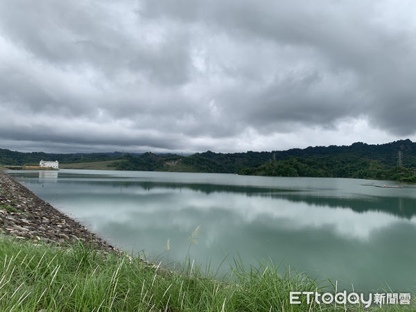 ▲湖山水庫滿水溢流。（圖／記者蔡佩旻攝）