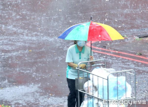 ▲▼天氣 午後大雷雨 下雨。（圖／記者屠惠剛攝）