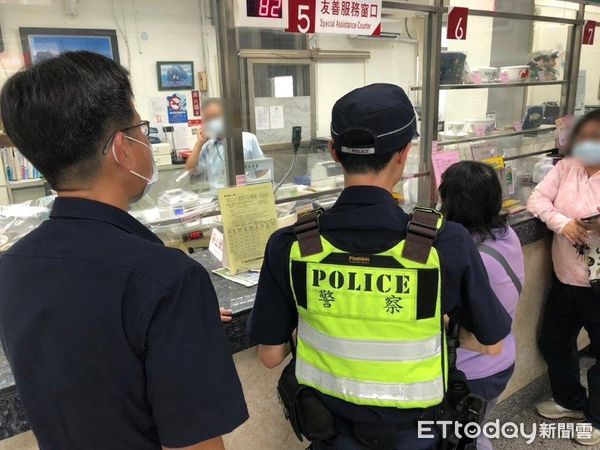 ▲東港警分局新園分駐所警員陳彥旭、高煜程即時阻止劉婦被騙             。（圖／記者陳崑福翻攝）