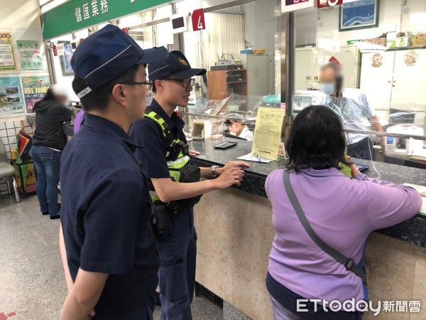 ▲東港警分局新園分駐所警員陳彥旭、高煜程即時阻止劉婦被騙             。（圖／記者陳崑福翻攝）