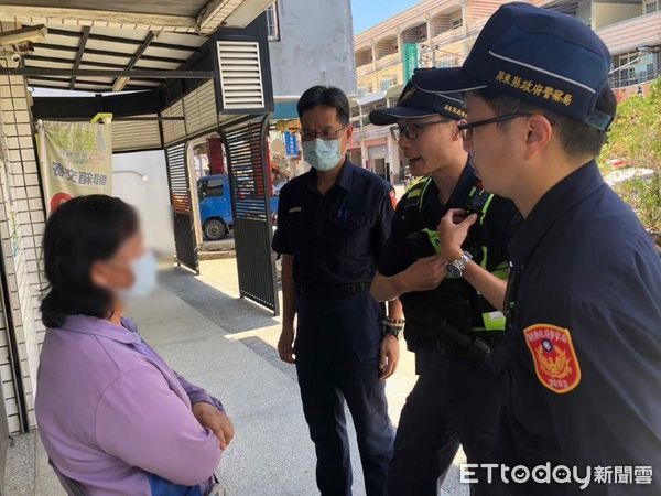 ▲東港警分局新園分駐所警員陳彥旭、高煜程即時阻止劉婦被騙             。（圖／記者陳崑福翻攝）