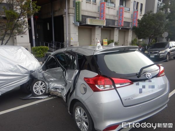 ▲▼台中女開車疑闖紅燈，先攔腰撞車再衝越分隔島，送醫不治。（圖／民眾提供，下同）