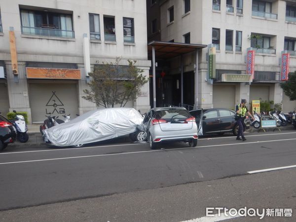 ▲▼台中女開車疑闖紅燈，先攔腰撞車再衝越分隔島，送醫不治。（圖／民眾提供，下同）