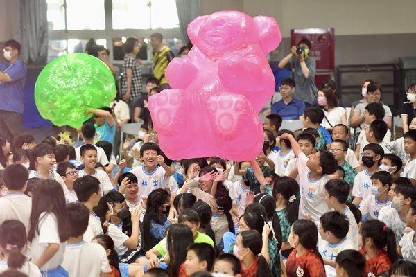 ▲▼紙風車劇團「青少年反毒戲劇工程」12年巡迴1千場，期望各界一起加入打造無毒校園。（圖／紙風車劇團）