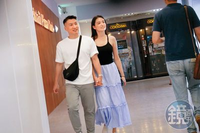 直擊韓笙笙現蹤信義區影城！「十指緊扣抓牢老公」新婚1年難得聚首