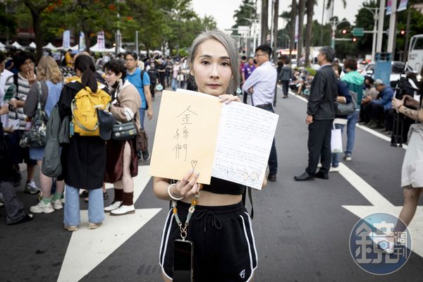 創立青鳥海外群組的湯姓女網紅Lilian（圖）遭爆開設鋼管舞課程吸金。