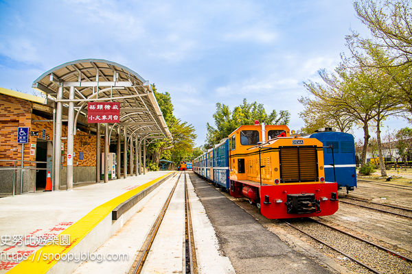 ▲▼蒜頭糖廠蔗埕文化園區～糖廠五分車乘車時間與票價，搭小火車吃枝仔冰好愜意。（圖／部落客史努比提供）