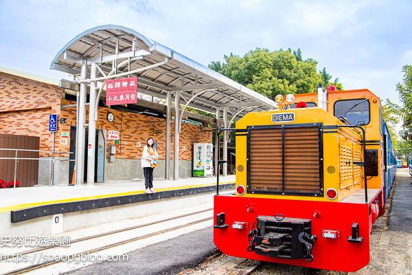 ▲▼蒜頭糖廠蔗埕文化園區～糖廠五分車乘車時間與票價，搭小火車吃枝仔冰好愜意。（圖／部落客史努比提供）