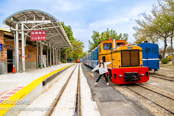 ▲▼蒜頭糖廠蔗埕文化園區～糖廠五分車乘車時間與票價，搭小火車吃枝仔冰好愜意。（圖／部落客史努比提供）