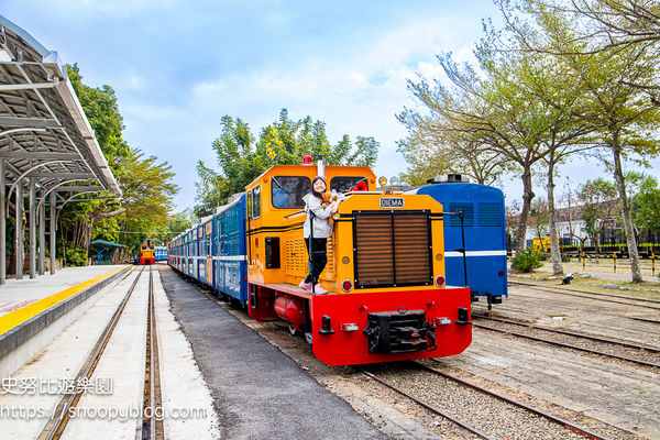 ▲▼蒜頭糖廠蔗埕文化園區～糖廠五分車乘車時間與票價，搭小火車吃枝仔冰好愜意。（圖／部落客史努比提供）