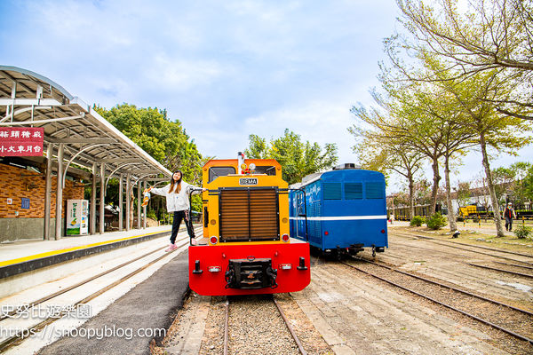 ▲▼蒜頭糖廠蔗埕文化園區～糖廠五分車乘車時間與票價，搭小火車吃枝仔冰好愜意。（圖／部落客史努比提供）