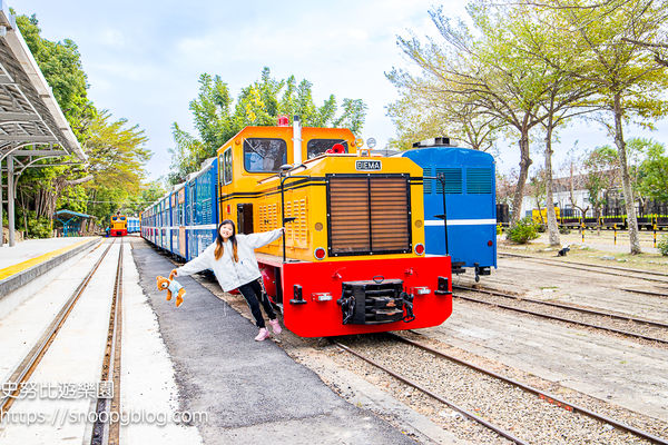 ▲▼蒜頭糖廠蔗埕文化園區～糖廠五分車乘車時間與票價，搭小火車吃枝仔冰好愜意。（圖／部落客史努比提供）