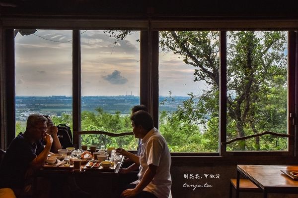 ▲▼高雄景觀餐廳推薦這家位在大崗山、阿蓮區的坐看雲起時人文空間。（圖／部落客周花花授權提供，勿擅自翻攝）