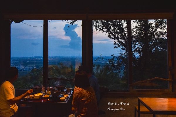 ▲▼高雄景觀餐廳推薦這家位在大崗山、阿蓮區的坐看雲起時人文空間。（圖／部落客周花花授權提供，勿擅自翻攝）