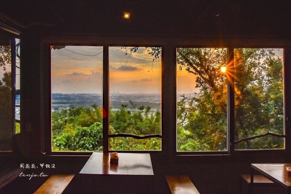 ▲▼高雄景觀餐廳推薦這家位在大崗山、阿蓮區的坐看雲起時人文空間。（圖／部落客周花花授權提供，勿擅自翻攝）