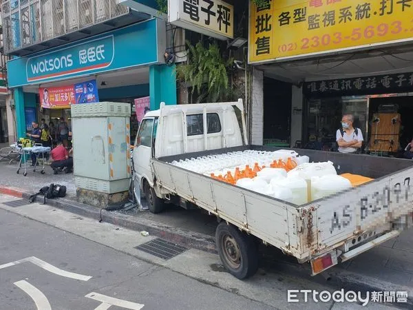 ▲▼            北市萬華區一輛貨車撞上人行道。（圖／記者黃彥傑翻攝）