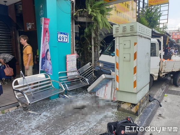 ▲▼            北市萬華區一輛貨車撞上人行道。（圖／記者黃彥傑翻攝）