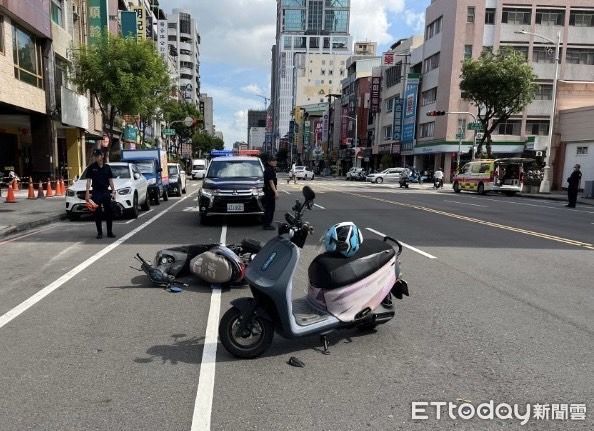 ▲▼超長路障！高雄男騎車載逾2公尺水管　2騎士被擊落慘送醫。（圖／記者賴文萱翻攝）