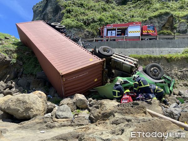 ▲▼台2線82.9K發生貨櫃車翻落圍籬車禍             。（圖／記者郭世賢翻攝，下同）