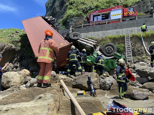 ▲▼台2線82.9K發生貨櫃車翻落圍籬車禍             。（圖／記者郭世賢翻攝，下同）