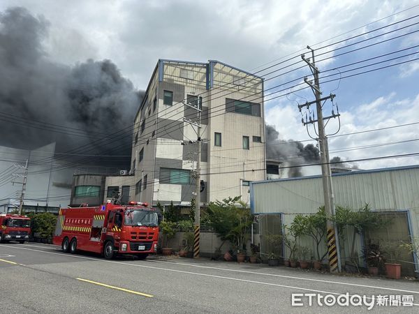 ▲台南市永康區和平路一處工廠，26日下午1時28分許傳出火警，現場冒出火舌與大量濃煙，消防人員全力射水搶救。（圖／民眾提供，下同）