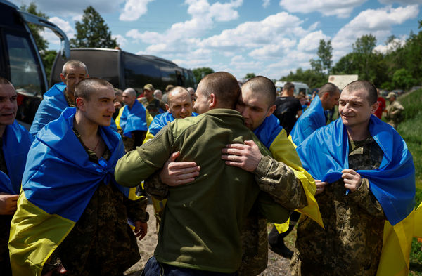 ▲▼烏克蘭和俄羅斯互相交換戰俘，圖為2024年5月31日烏克蘭戰俘獲釋。（圖／路透）