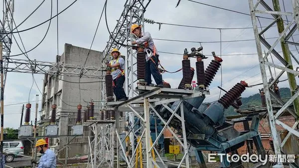 ▲▼福安變電所遭雷擊，導致桃園大溪、復興逾2萬戶停電             。（圖／記者楊淑媛翻攝）