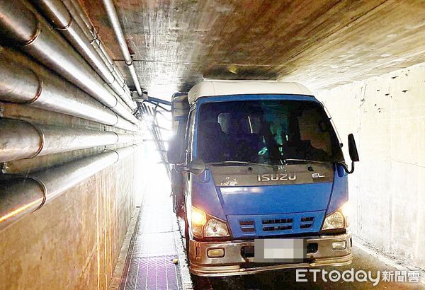 ▲桃園市桃園區富國路一處涵洞昨天下午2時許，一輛貨車疑似未注意高度導致車斗卡住進退不得。（圖／記者沈繼昌翻攝）