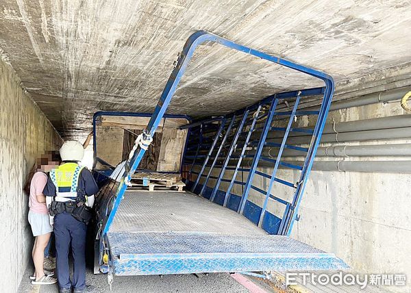 ▲桃園市桃園區富國路一處涵洞昨天下午2時許，一輛貨車疑似未注意高度導致車斗卡住，車斗部分卡住後已變形。（圖／記者沈繼昌翻攝）